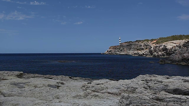 西班牙巴利阿里群岛伊比沙岛北部的海景和海岸线视频素材