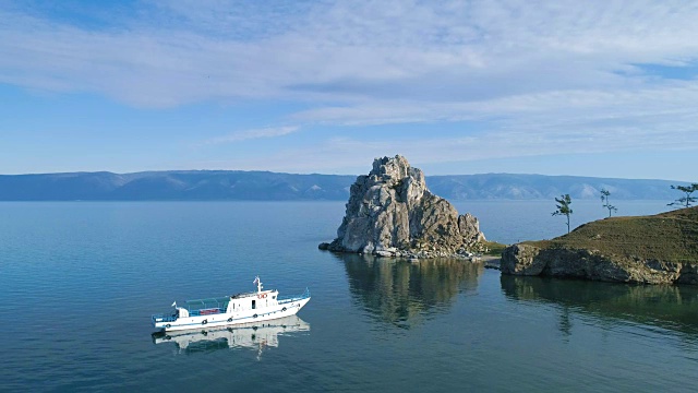 一艘白色的船在大湖平静的海湾里。奥尔洪视频素材