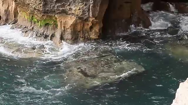 海浪拍打着岩石视频下载