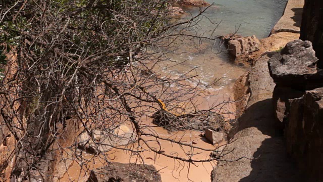 海浪拍打着岩石视频素材