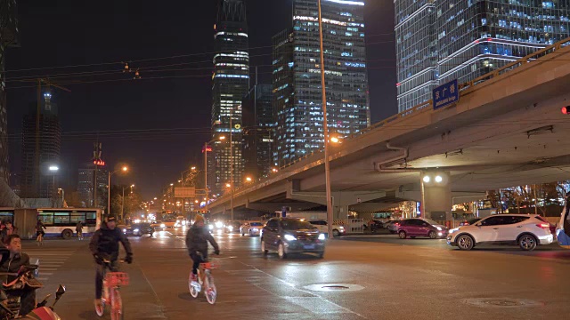 中国北京朝阳路夜间城市WS街视频素材