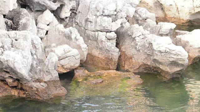 海浪拍打着岩石视频素材