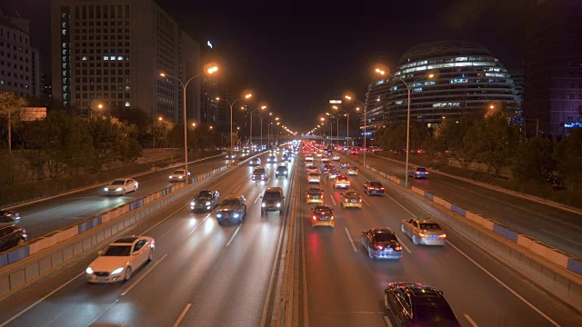 北京朝阳路夜间高速公路交通视频素材