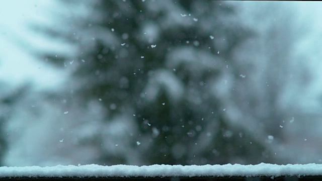 慢镜头:洁白的雪花从天空中飘落，聚集在木架上视频素材