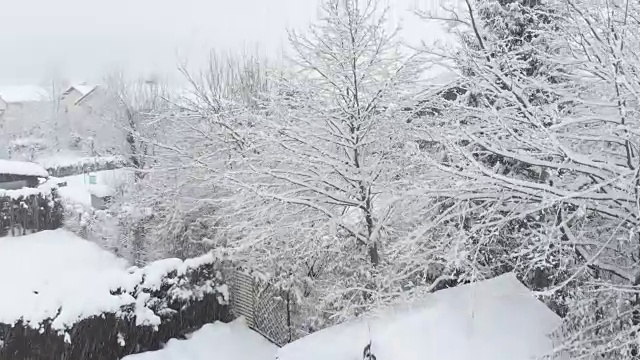 天线:在暴风雪期间从后院飞过郊区。视频素材