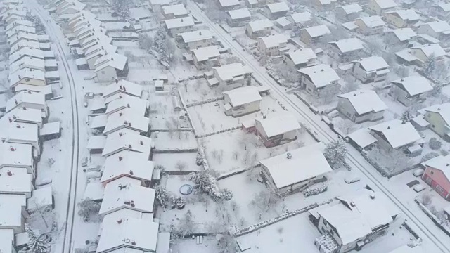 航拍:在一个田园诗般的雪天，飞过空荡荡的私人房产。视频素材