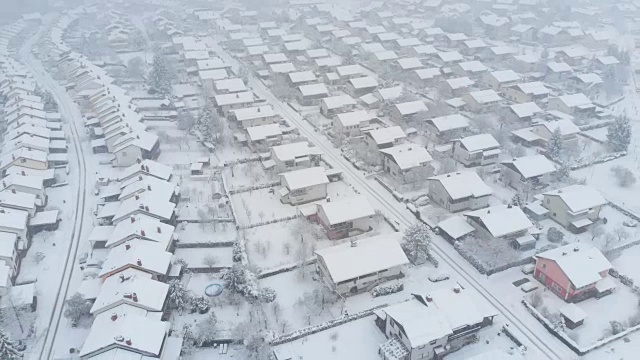 图片:纯净的白雪覆盖了郊区空旷的街道。视频素材