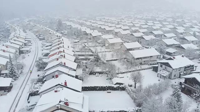 航拍:在一个壮观的冬日里，飞过白雪覆盖的后院。视频素材