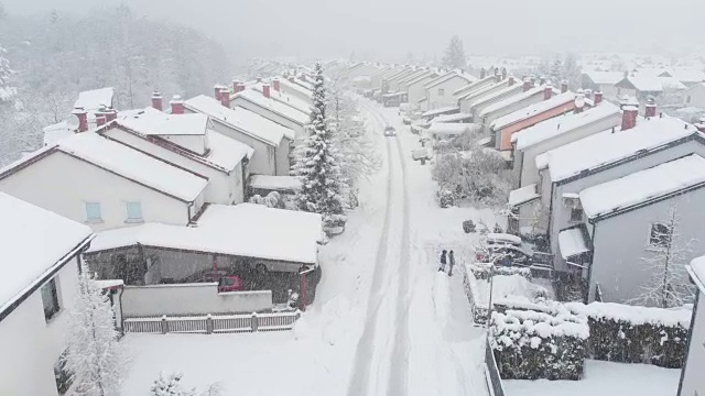 汽车行驶在通往郊区的积雪路上视频素材