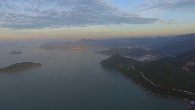 航拍日出海面和岛屿上的渔船/中国福建视频素材