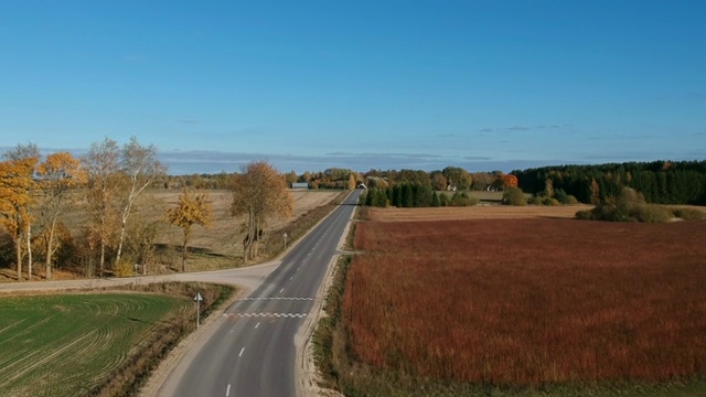 秋天沥青路和农地，空中飞腾视频素材