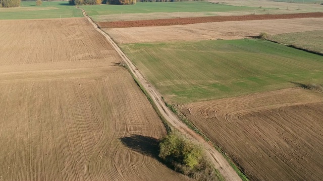 犁过又播种过的秋田和空坏的砾石路，架空了视频素材