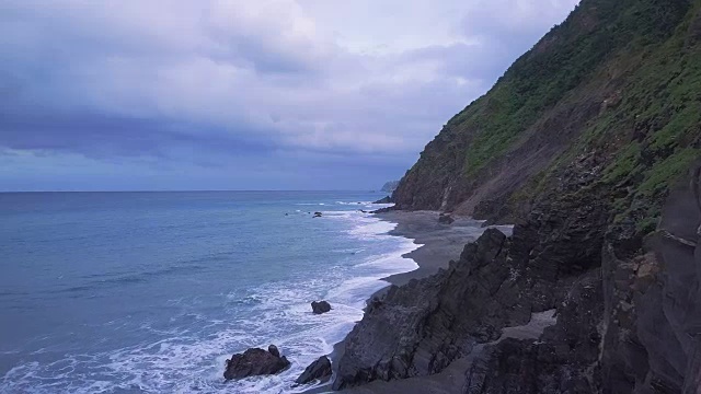 台湾宜兰县苏澳菲律宾海空中WS海滩视频素材