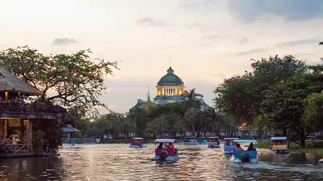 在泰国曼谷的Anata Samakhom王座大厅，4K时间对着色彩斑斓的黄昏天空。视频下载