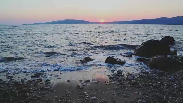 美丽的地中海海浪在日落附近hisaronu，马尔马里斯视频下载