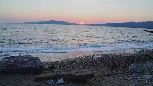 美丽的地中海海浪在日落附近hisaronu，马尔马里斯视频素材