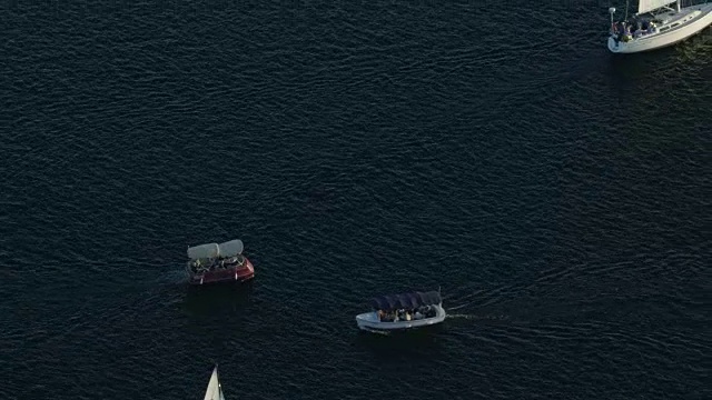 缩小镜头的无线电飞行摩托艇在湖联盟视频素材