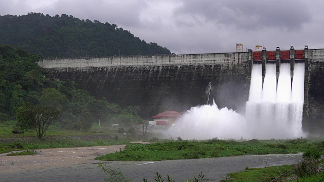 水从坝顶溢出视频素材