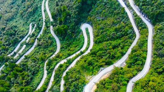 鸟瞰图曲线公路在山区视频素材