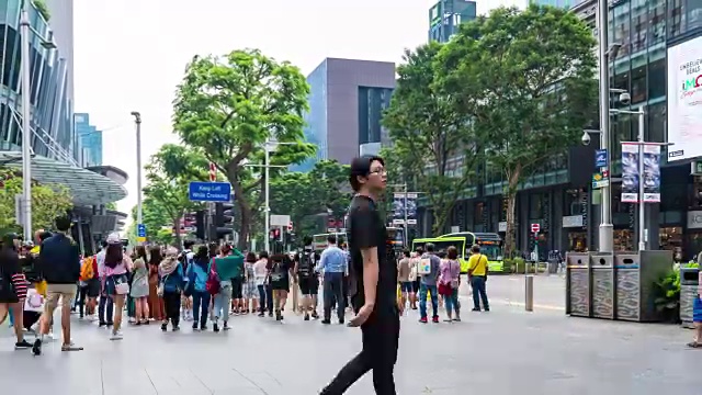 人们走在乌节路上，繁忙的乌节路上视频素材