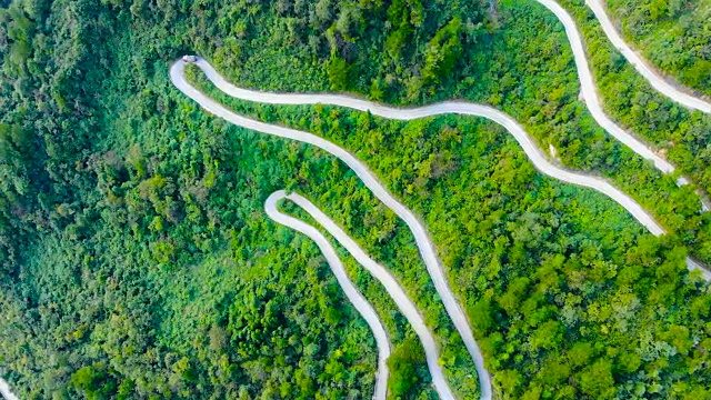 鸟瞰图曲线公路在山区视频素材