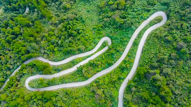 鸟瞰图曲线公路在山区视频素材