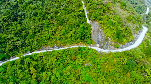 鸟瞰图曲线公路在山区视频素材