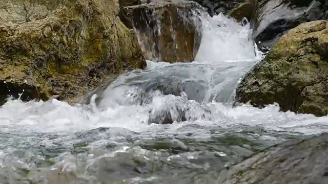 水流落在岩石上视频素材