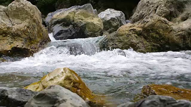 水流落在岩石上视频素材