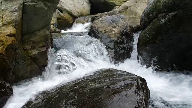 水流落在岩石上视频素材