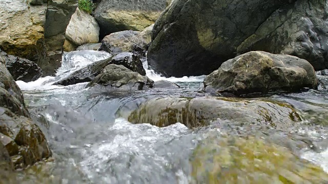 水流落在岩石上视频素材