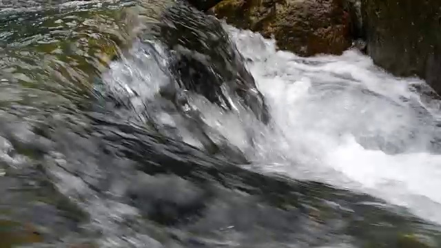 水流落在岩石上视频素材