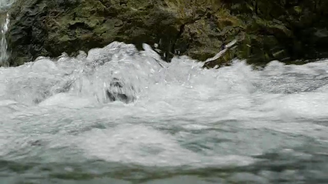 水流落在岩石上视频素材