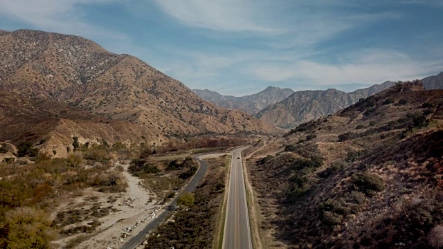 荒凉的公路在洛杉矶国家森林-无人机剪辑视频素材