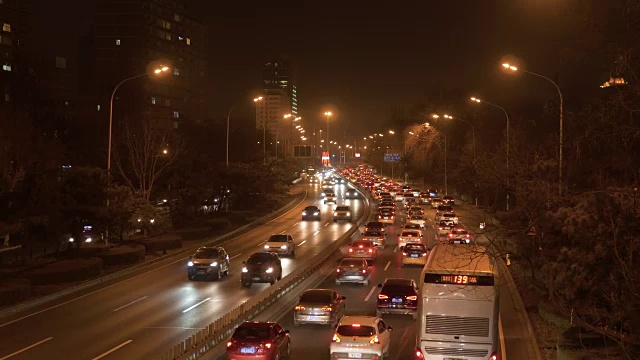 北京朝阳门南街夜间高速公路交通视频素材