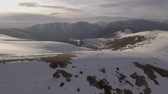 空中飞行越过雪山公园视频下载