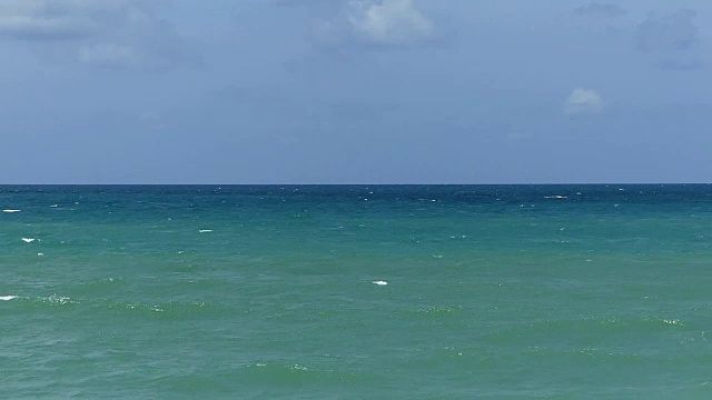 普吉岛国际机场迈考海滩的海浪视频素材