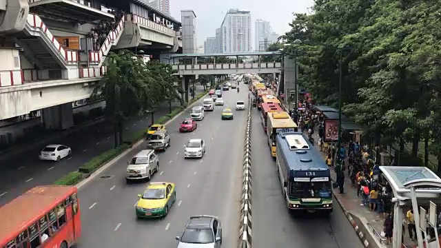 在泰国曼谷的chatuchak mochit，时间流逝了各种各样的公共交通视频素材