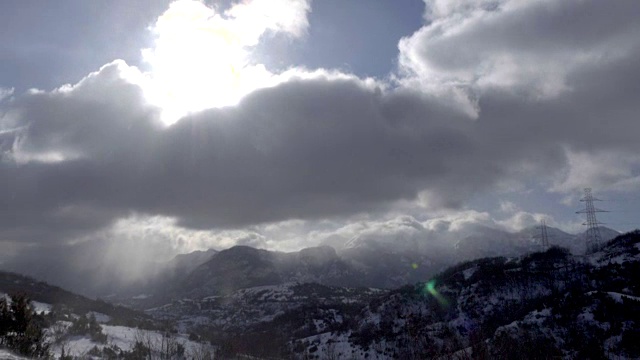 云雪落基山脉。低云沿着岩石山脊线落下来。视频素材