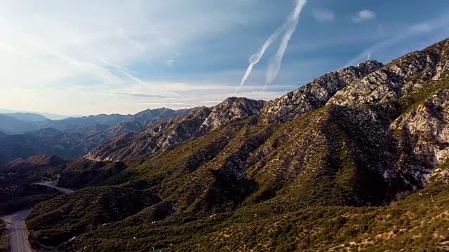 荒凉的公路在洛杉矶国家森林-无人机剪辑视频素材