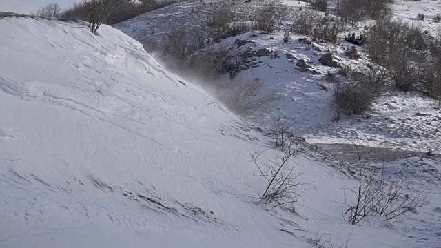 山上的风吹雪视频素材