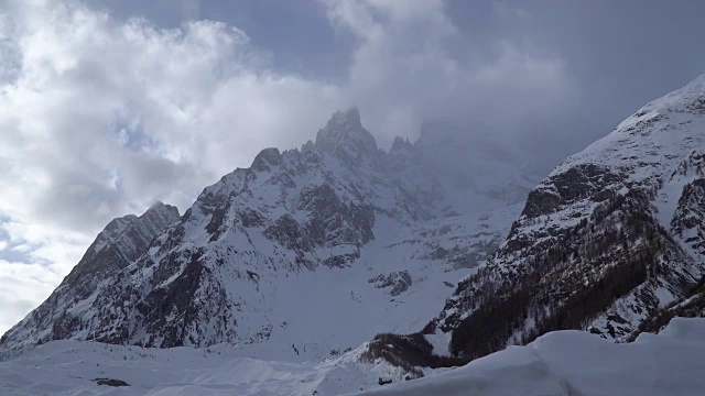 高山景观与雾霾视频素材