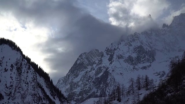 高山景观与雾霾视频素材