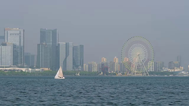 摩天轮横跨金鸡湖的苏州工业园区WS天际线，江苏苏州视频素材