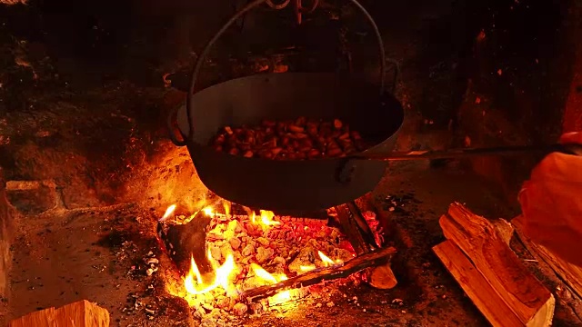 秋天的一天，用平底锅在火上烤栗子视频素材