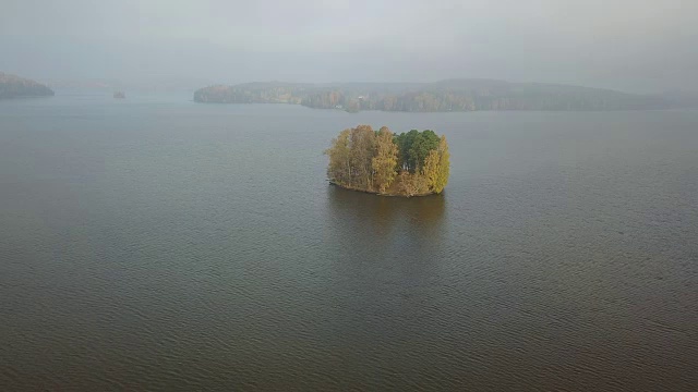 鸟瞰秋湖视频素材