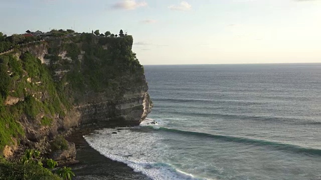 对于Luhur Uluwatu。印尼巴厘岛，日落时的全景视频素材