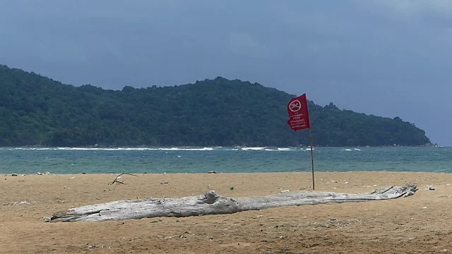 普吉岛国际机场迈考海滩禁止游泳标志视频素材