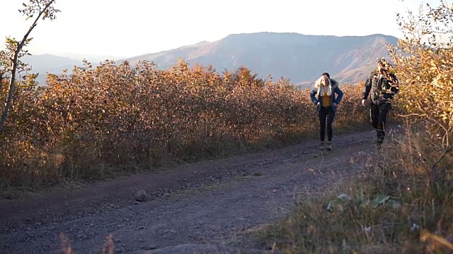 日落时在山上徒步旅行视频素材