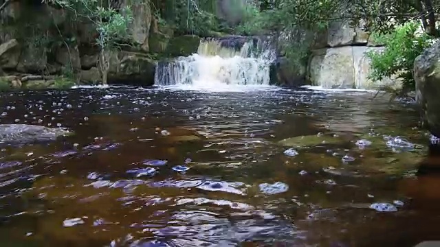 水沿着山河平稳地流下去视频素材